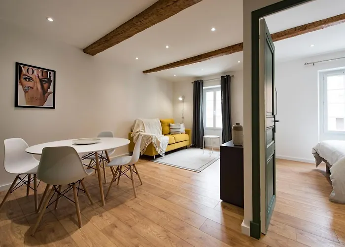 2 Neuf Sur Le Port A Cote De La