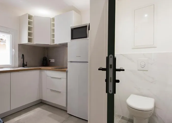 2 Neuf Sur Le Port A Cote De La *