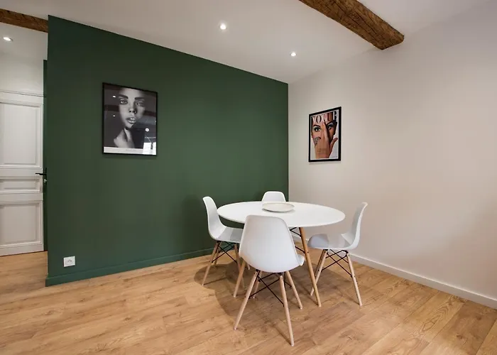 2 Neuf Sur Le Port A Cote De La *