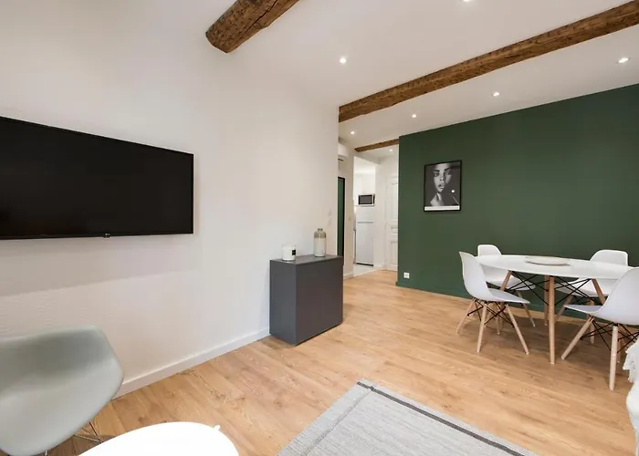 2 Neuf Sur Le Port A Cote De La *